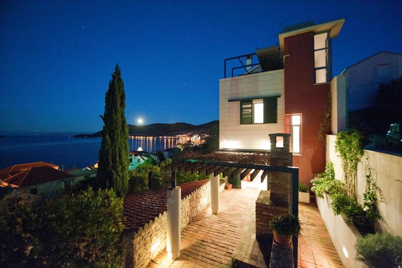 Three-Bedroom Villa with Sea View in Vis Stadt, Vis (Dalmatien)