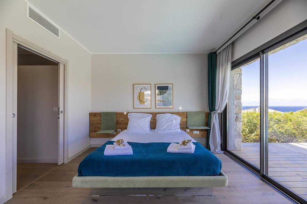 Villa Contemporaine Spacieuse Et Lumineuse Avec Piscine Chauffée, Vue Mer ! in Sant Ambroggio, Lumio