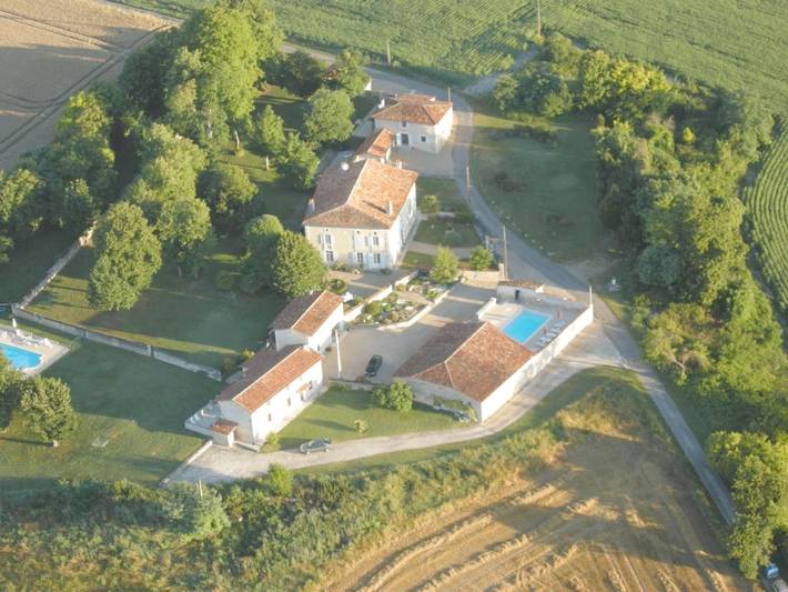 Gîte pour 4 personnes, avec piscine ainsi que vue et jardin, animaux acceptés à Montboyer