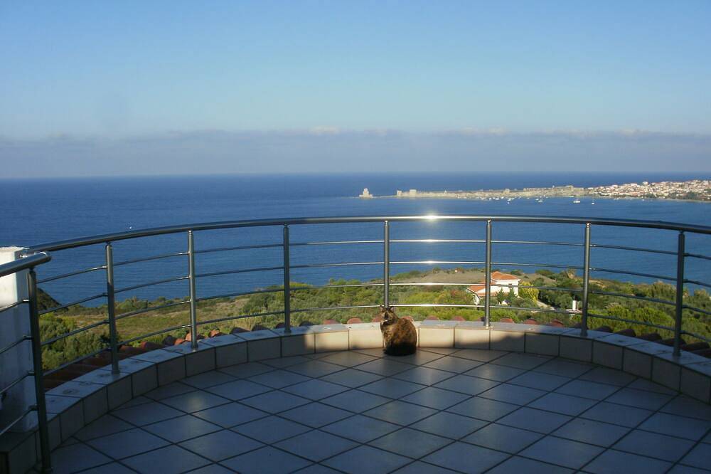 Huis-appartementen begane grond panoramisch uitzicht op zee en fort bovengronds zwembad in Methoni, Messenia
