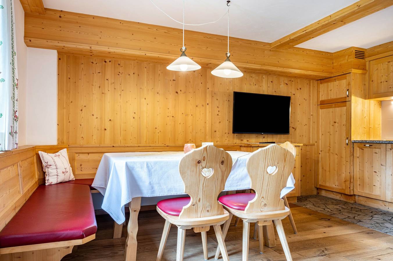 Ganze Wohnung, Ferienwohnung 'Mitterbruggehof Enzian' mit Bergblick, Gemeinschaftsgarten und Wlan in Antholz, Rasen-Antholz
