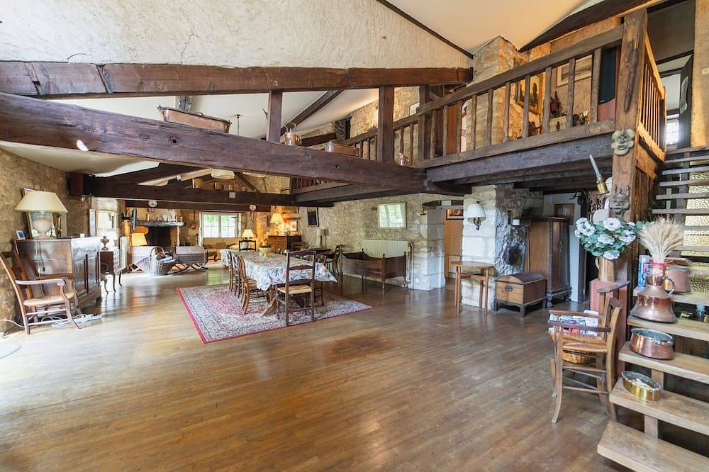 Le Moulin de Giroir: peaceful riverside setting in Migné-Auxances, Vienne