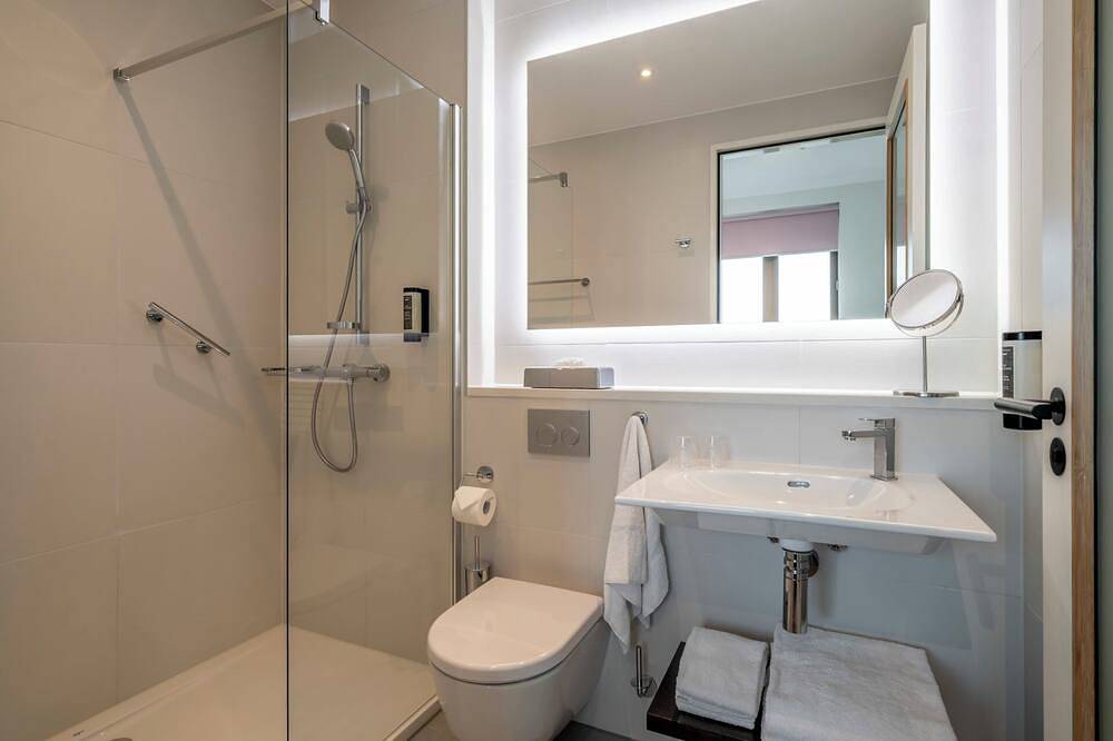 Modern and Accessible: Experience Amsterdam in Comfort, Near Museum Square in Amsterdam Zuid, Nordholland