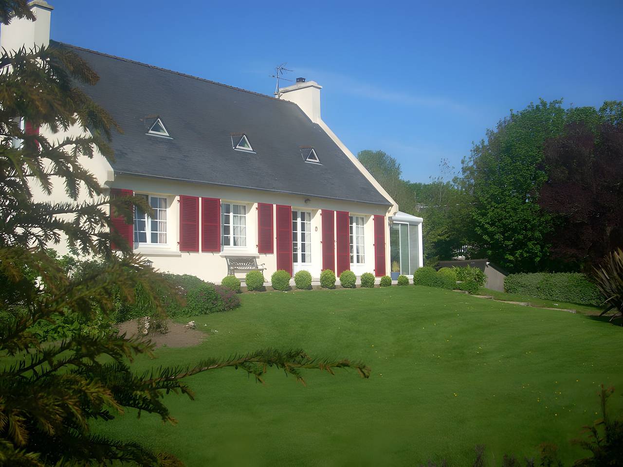 Bed and Breakfast 'La Chambre Bleue' with Shared Terrace, Shared Garden and Wi-Fi in Lanhouarneau, Morlaix region
