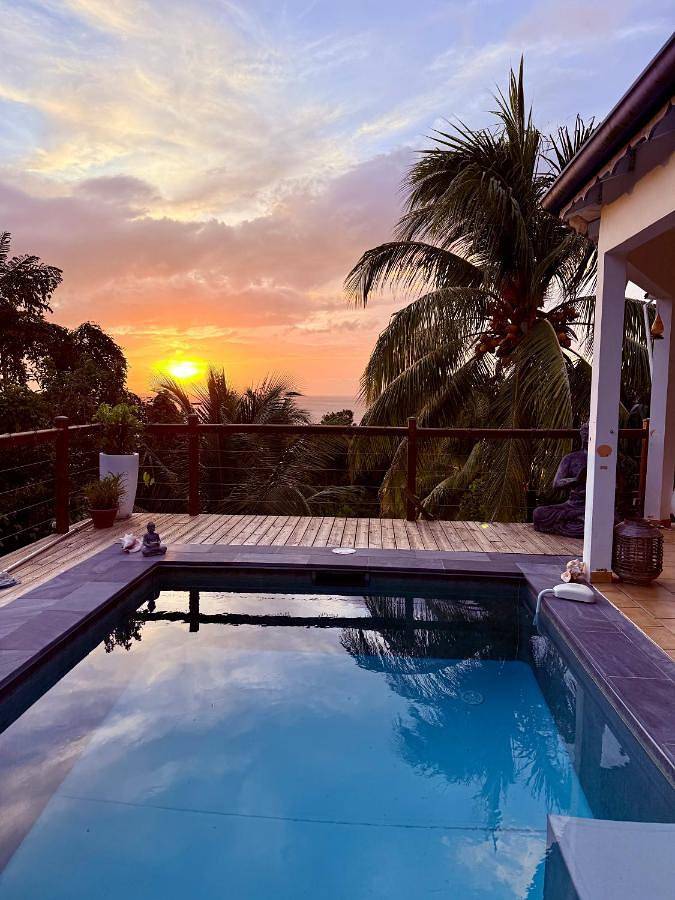 Location de vacances pour 8 personnes, avec jardin ainsi que piscine et vue à Gourbeyre