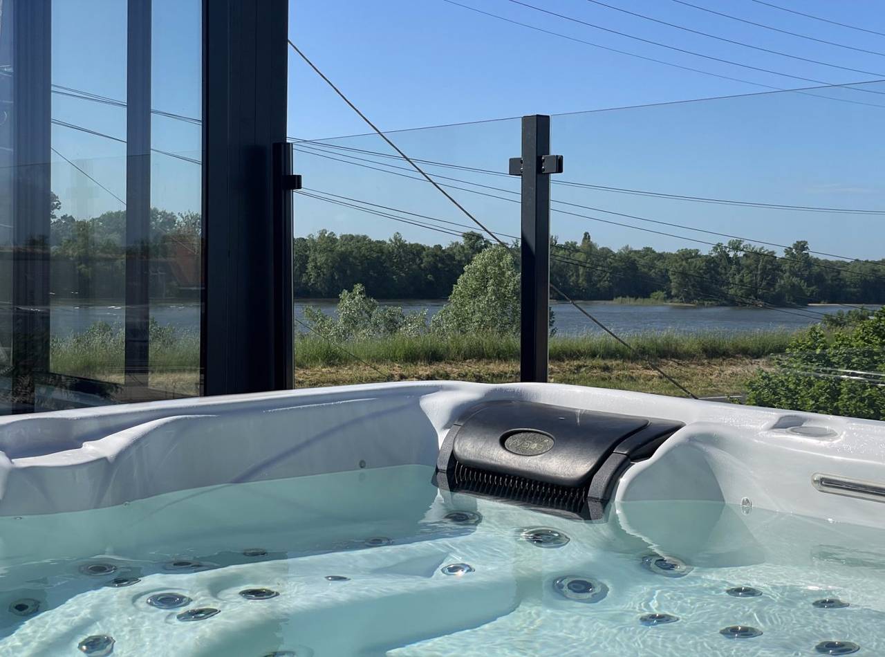 Jacuzzi vue sur Loire - maison d'hôtes L'Odyssée - Gite de l'île d'Eole in La Chapelle-sur-Loire, Vallée de la Loire