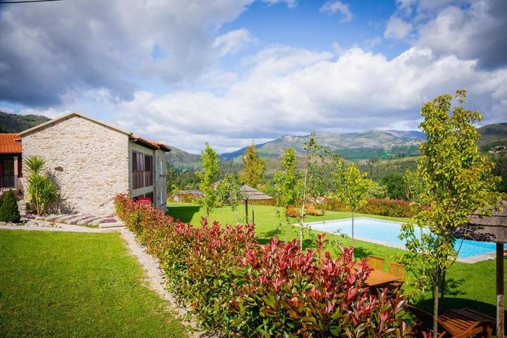 Hôtel pour 2 personnes, avec jardin ainsi que terrasse et piscine, animaux acceptés