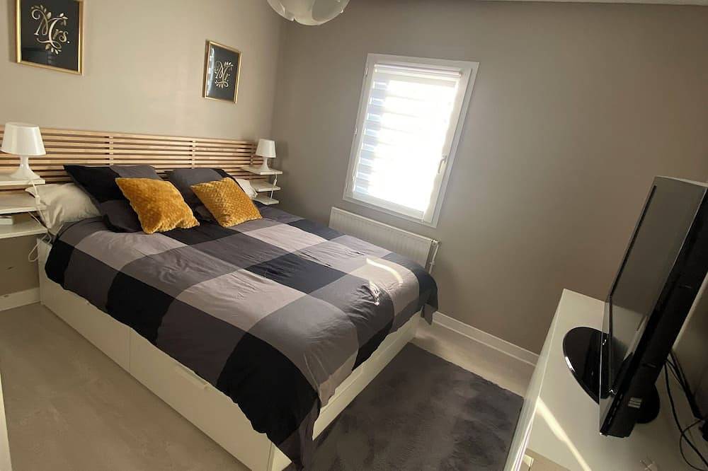 Superb spacious bedroom in Saint-Rémy-en-Rollat, Vichy region