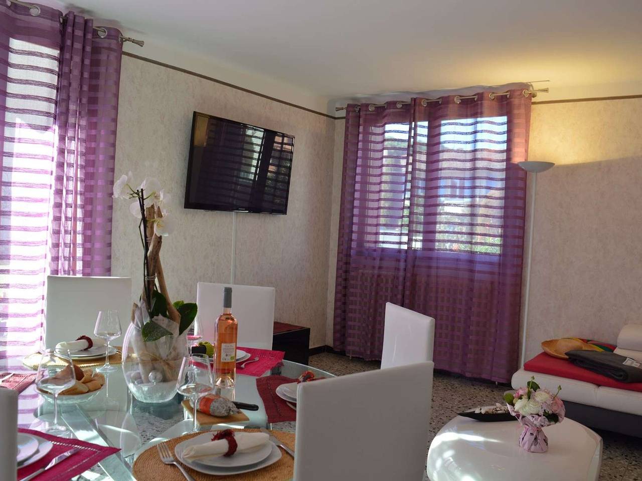 Idyllisches Ferienhaus in Fréjus: 4 Zimmer, 6 Schlafplätze, nah am Strand, Terrasse, Klimaanlage, Wlan in Fréjus Plage, Frejus