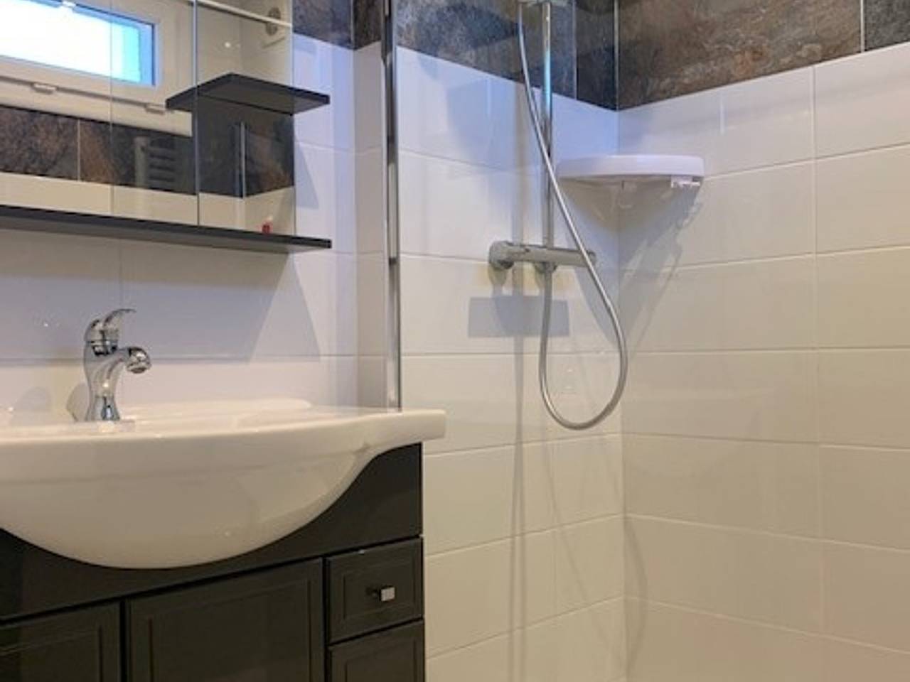 Appartement entier, Charmant T3 à 15 min des Thermes de Balaruc, terrasse, clim, wifi et parking gratuit - 4 pers. in Balaruc-les-Bains, Côte d'Améthyste