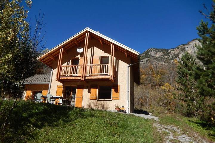 Gîte pour 12 personnes, avec jardin à Freissinières