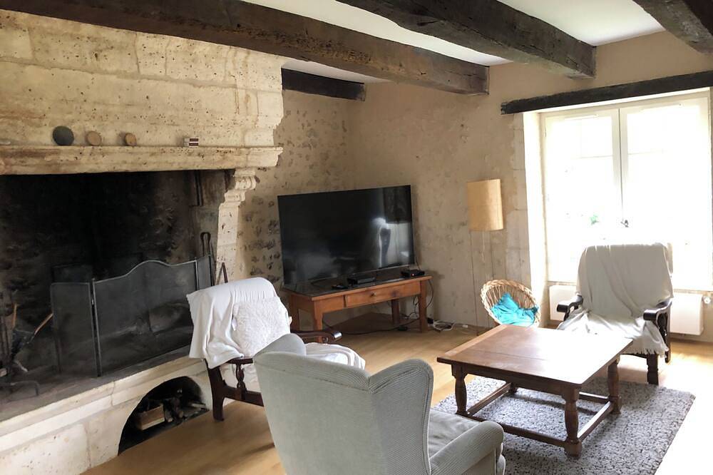 Maison de caractère entièrement rénovée, charme, vue exceptionnelle, calme. in Celles, Périgord Vert