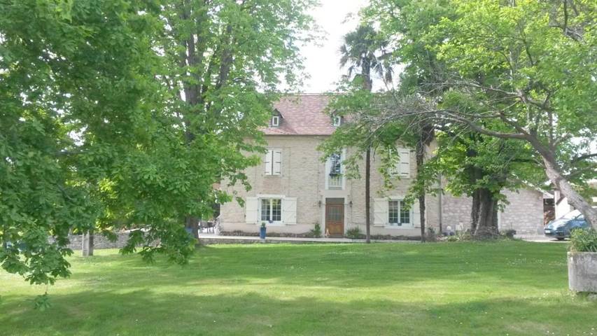 Chambre d’hôte pour 3 personnes, avec Terrasse et Jardin ainsi que Piscine et Vue à Mont
