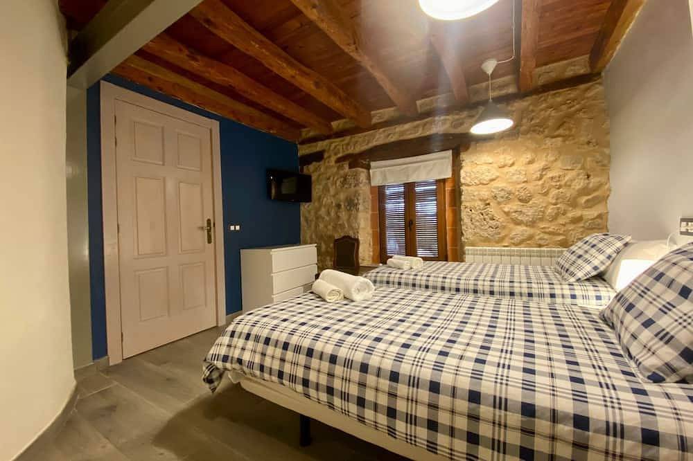 Country House 'La Mambla De La Ribera 1' with Mountain View, Shared Garden and Wi-Fi in Ribera del Duero, Mambrilla de Castrejón