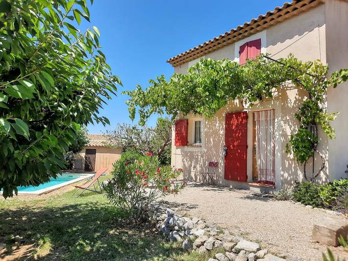 Gîte pour 2 personnes, avec jardin ainsi que terrasse et piscine, animaux acceptés