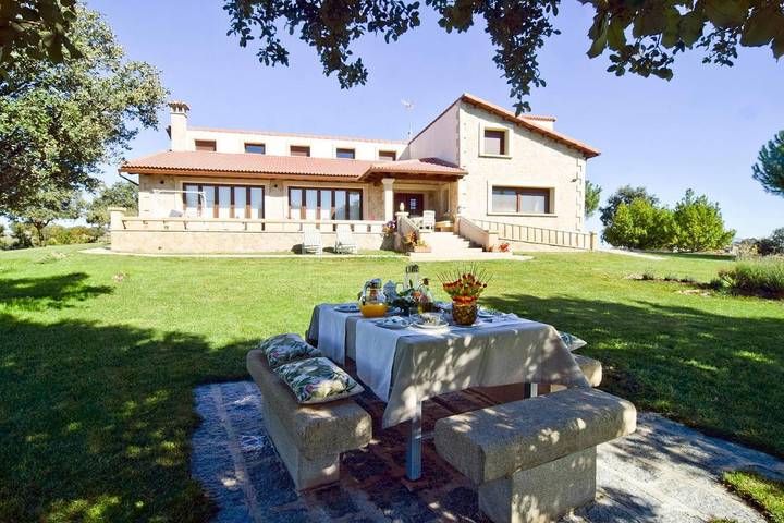 Location de vacances pour 6 personnes, avec Jacuzzi et Terrasse ainsi que Jardin et Bassin pour enfant dans Crespos