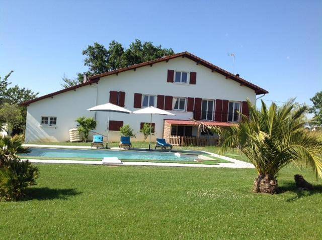 Gîte pour 4 personnes, avec piscine et vue, animaux acceptés dans Domezain-Berraute
