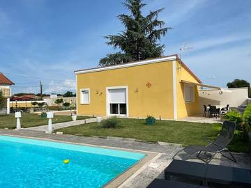 Gîte pour 4 personnes, avec jacuzzi et piscine ainsi que terrasse et jardin à Brens