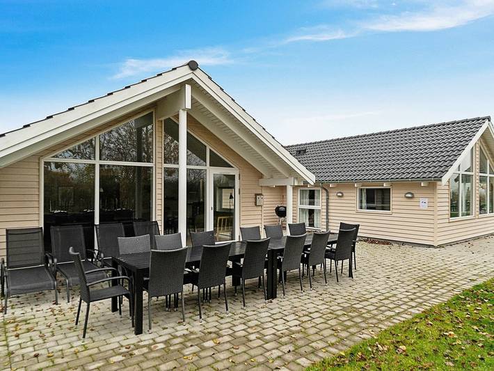 Ferienhaus für 12 Personen, mit Whirlpool und Pool sowie Terrasse und Sauna, mit Haustier in Olpenitz