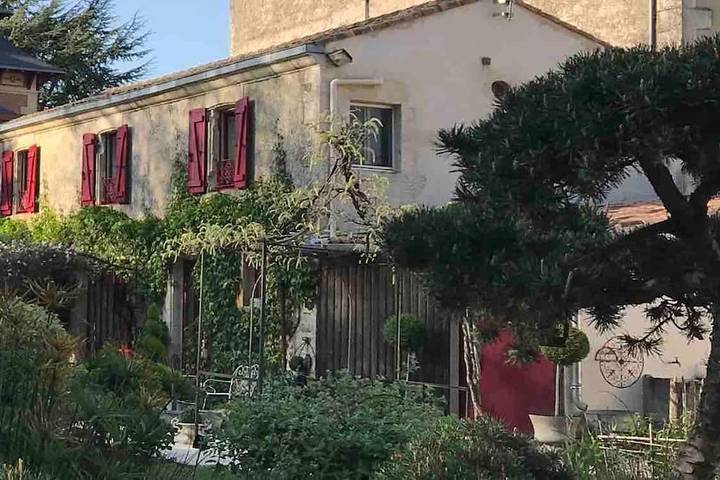 Gîte pour 6 personnes, avec piscine et jardin, adapté aux familles à Coulonges-sur-l'Autize