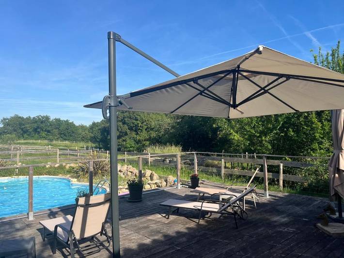 Location de vacances pour 6 personnes, avec Terrasse et Jardin ainsi que Piscine et Vue dans Lagardère