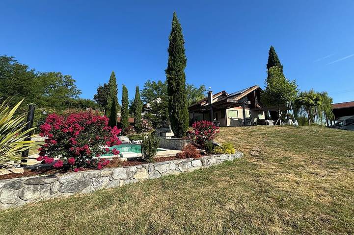 Location de vacances pour 8 personnes, avec Terrasse et Jardin à Massignieu-de-Rives