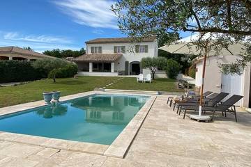 Gîte pour 10 personnes, avec jardin à Pougnadoresse
