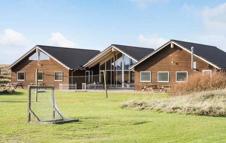 Ferieudlejning for 26 personer, med terrasse og sauna såvel som pool og jacuzzi i Harboøre