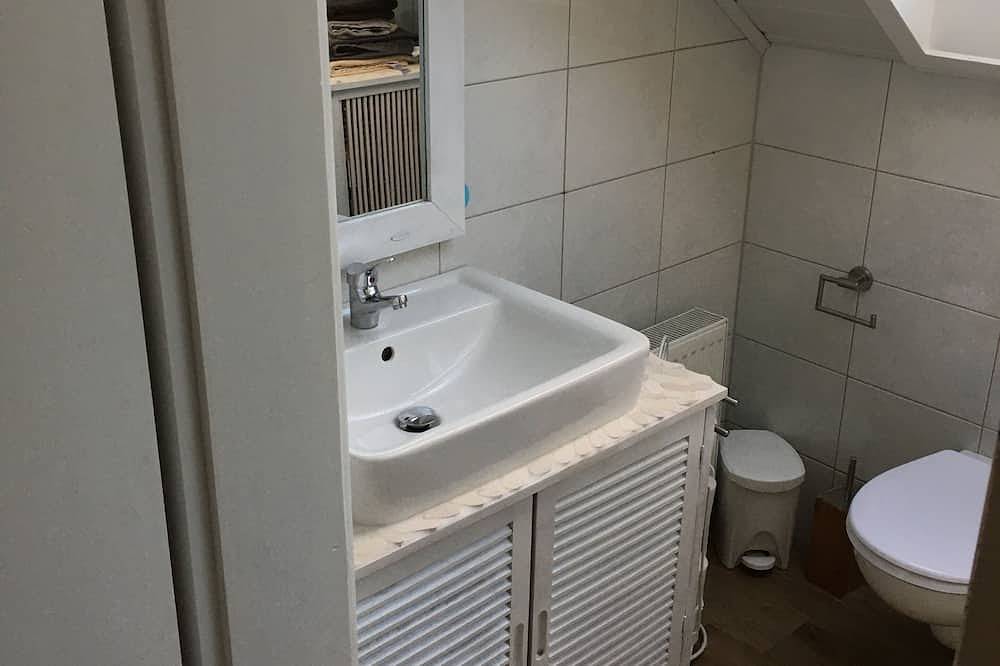 Entire apartment, Large apartment for fitters Troisdorf | 100 sqm | up to 6 pers. | balcony | parking lot in Troisdorf, Rhein-Sieg-Kreis