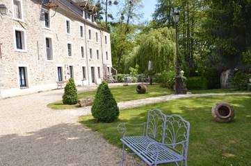 Cottage pour 8 personnes, avec jardin et jacuzzi ainsi que piscine et terrasse à Pommeuse