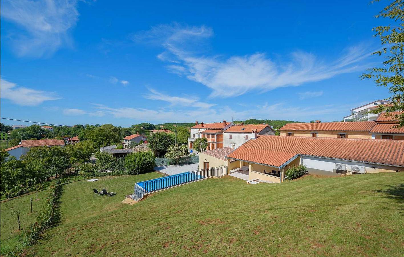 Reizende Ferienwohnung mit Pool, Terrasse und WLAN, 1 km vom Stadtzentrum von Skropeti entfernt in Skropeti, Zentralistrien