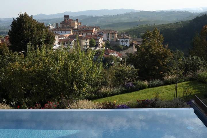 Location de vacances pour 15 personnes, avec Balcon et Terrasse ainsi que Jardin et Piscine à Barolo