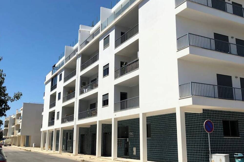 Ganze Wohnung, Modern 2Bed Rooftop Pool & Gym, Marina & Half Beach in São Sebastião, Lagos
