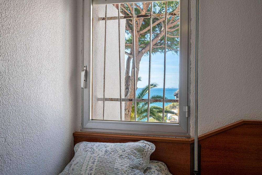 Entire apartment, Sea-View Apartment with Terrace, 2 Bedrooms, Parking, 350m from Altafulla Beach in Altafulla, Costa Dorada