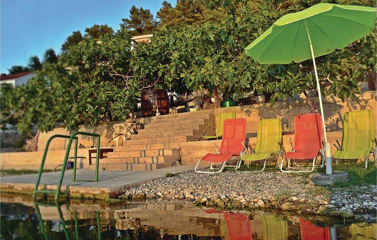 Entire holiday apartment, Modern 2-Bedroom Apartment with Terrace Near Ploče's Coastline & Lake in Dubrovnik-Neretva