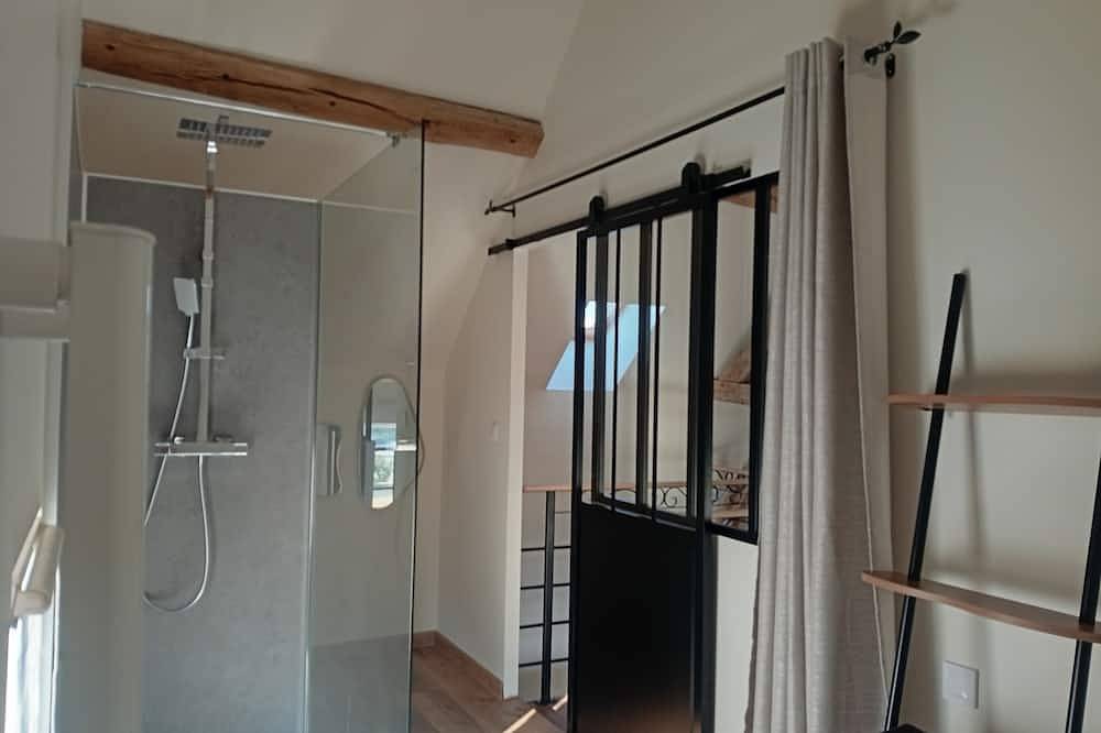 Petite maison autonome rénovée à neuf avec courette et place de parking sécurisé in Beaumont-le-Roger, Région de Bernay