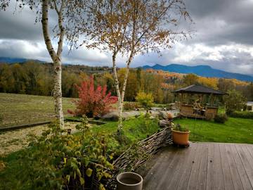 Chambre d’hôte pour 3 personnes, avec jardin ainsi que vue et piscine, animaux acceptés à Évires