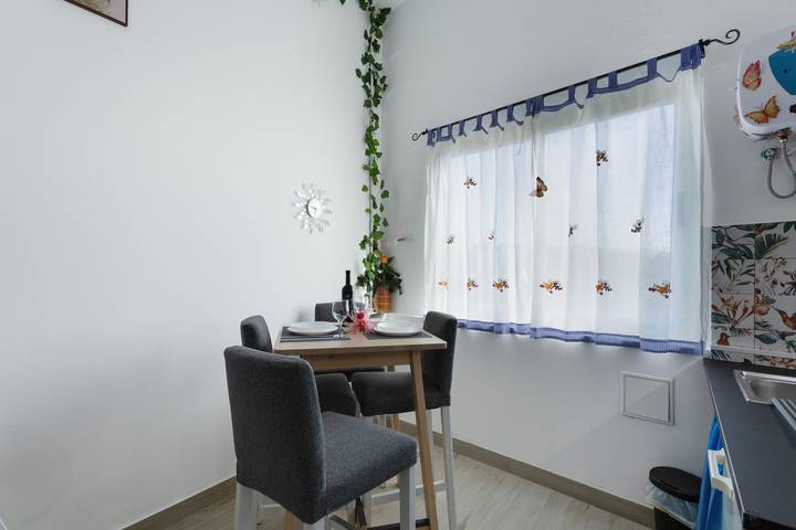 Apartamento entero, Apartamento de vacaciones 'Villa Monica' con vistas al mar, terraza privada y Wi-Fi in Agüimes, Gran Canaria Este