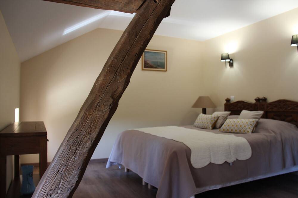 Maison en pierre rénovée avec piscine, calme en pleine nature, climatisée, wifi in Montcabrier, Quercy