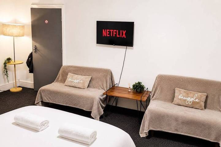 Entire apartment, Stay in this lovely home, perfect for large families & groups for a comfortable and convenient visit by Shm Stays Group. The space is bright, welcoming, and ideal for both short and longer stays. Close to local shops, transport links, and amenities. in Birmingham, Birmingham Area