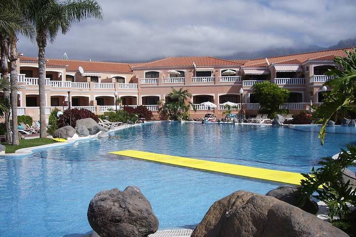 Apartment for 4 people, with balcony and garden as well as pool in Mare Verde