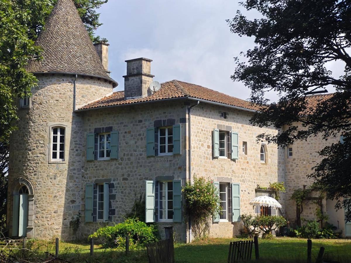 Six-Bedroom House in Saint-Étienne-Cantalès, Région d'Aurillac