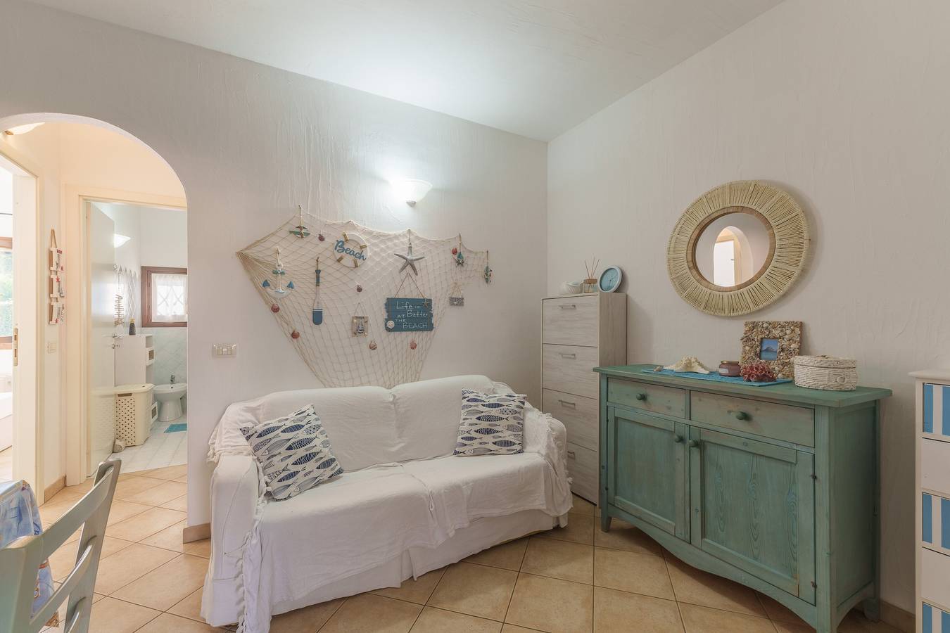 Entire apartment, Apartment 'Casa Vacanze Gelso' with Shared Pool, Private Garden and Air Conditioning in Maltineddu, Murta Maria