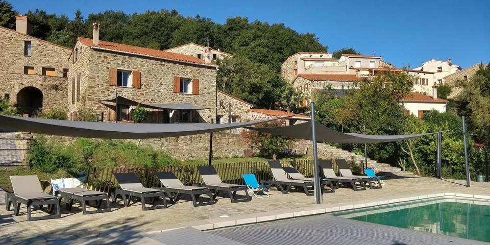 Location de vacances pour 12 personnes, avec jardin ainsi que vue et piscine à Taulis