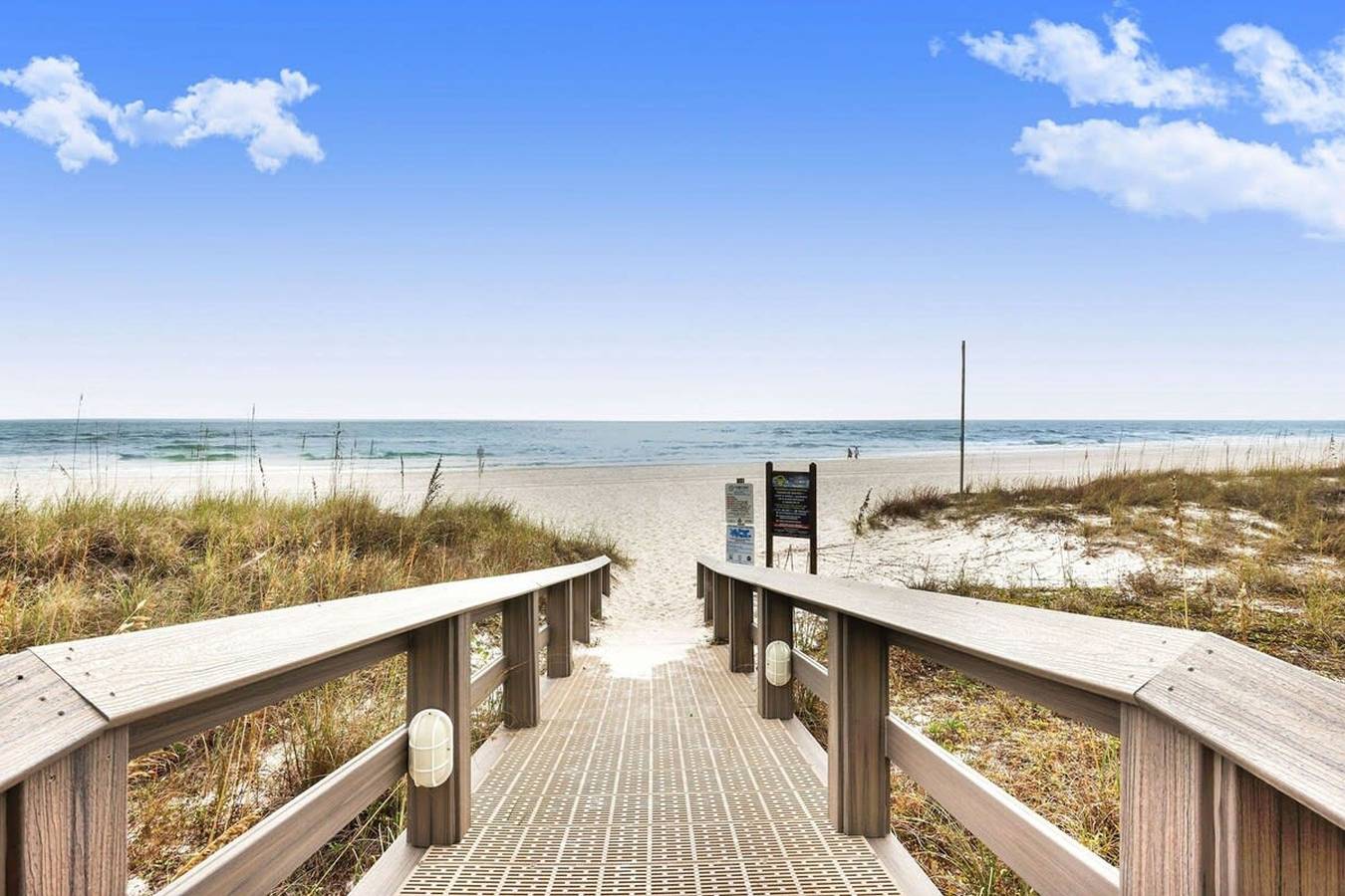 Entire apartment, Silver Beach 302 Beachfront 3rd floor pool in Orange Beach, Mobile Bay