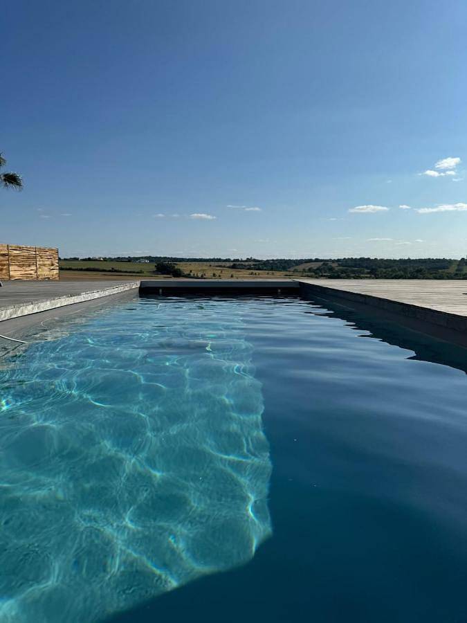 Location de vacances pour 6 personnes, avec terrasse ainsi que vue et piscine à Montrabé