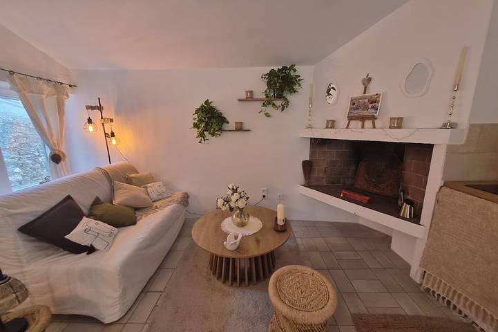 Entire apartment, A very cozy and bright one-bedroom apartment in the heart of the historic village of Lourmarin in the Luberon. in Lourmarin, Parc naturel régional du Luberon