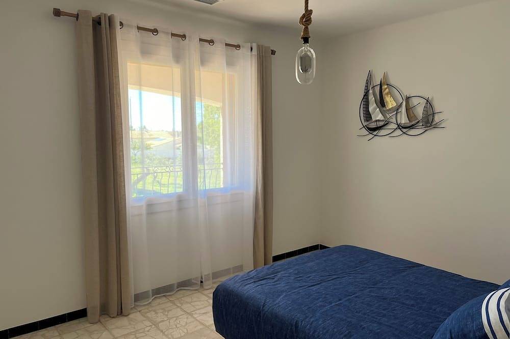 Grande Maison Familiale Accueillante Tout Juste Rénovée sur 3000m2 de Terrain in Fos-sur-Mer, Istres region