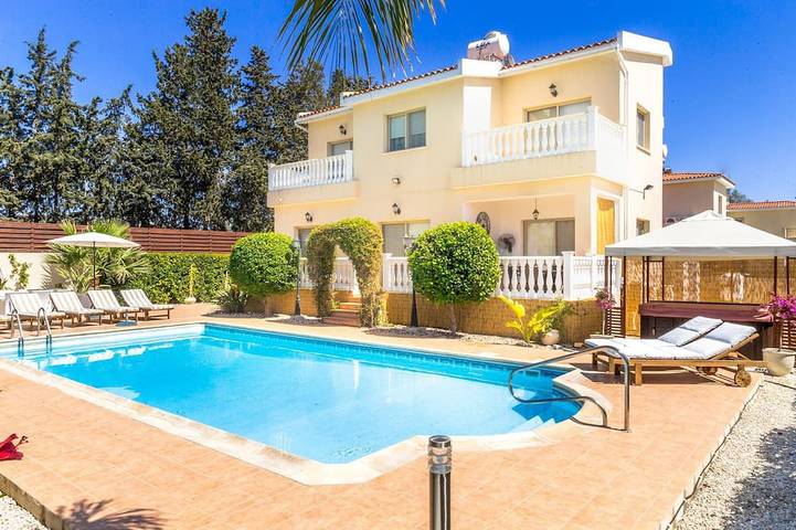 Holiday home for 14 people, with garden and hot tub as well as sauna in Cyprus