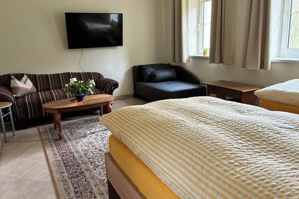 Voll eingerichtete Ferienwohnung in ruhiger Lage mit extra Eingang Parkplatz in Luckaitztal, Lausitzer Seenland
